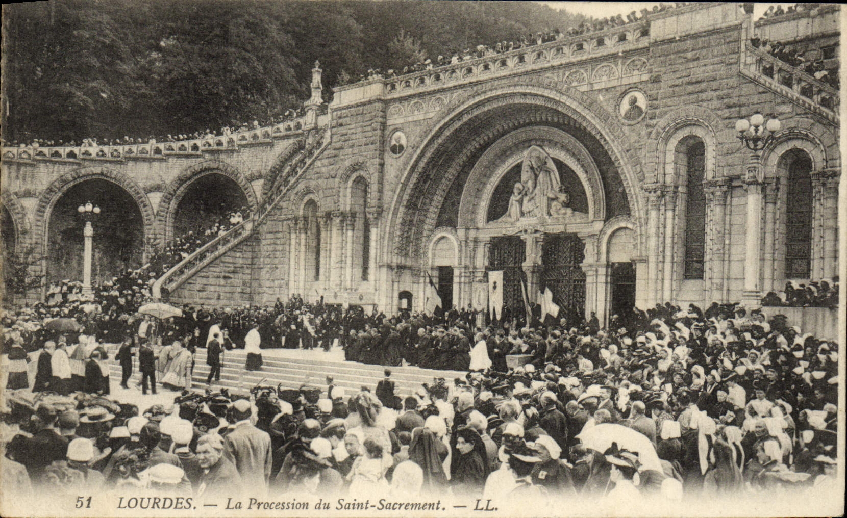 CPA Lourdes La Procession du Saint Sacrement