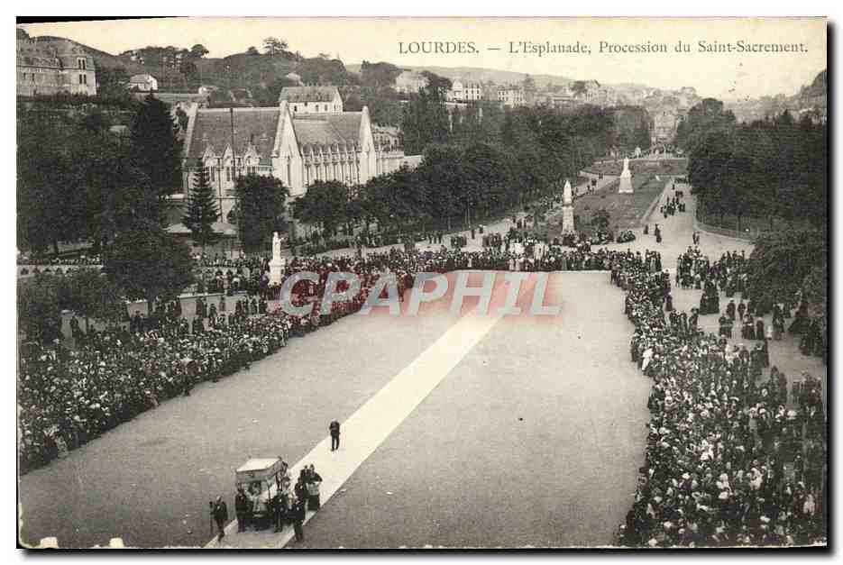CPA Lourdes L'Esplanade Procession du Saint Sacrement
