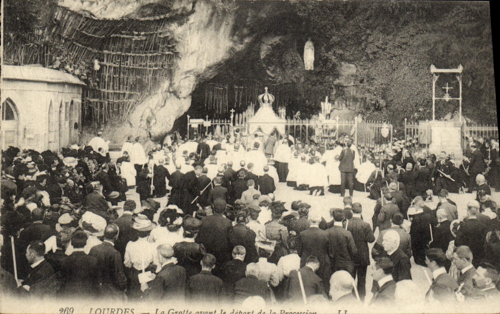 Lourdes — La Grotte avant le départ de la Procession — L.L. — n°269
