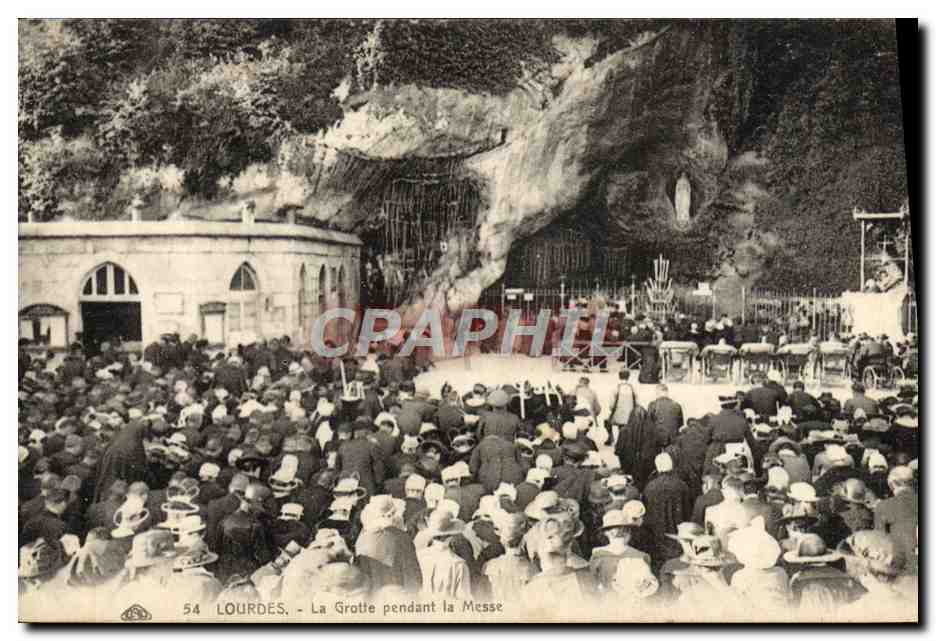 CPA Lourdes La Grotte Pendant la Messe