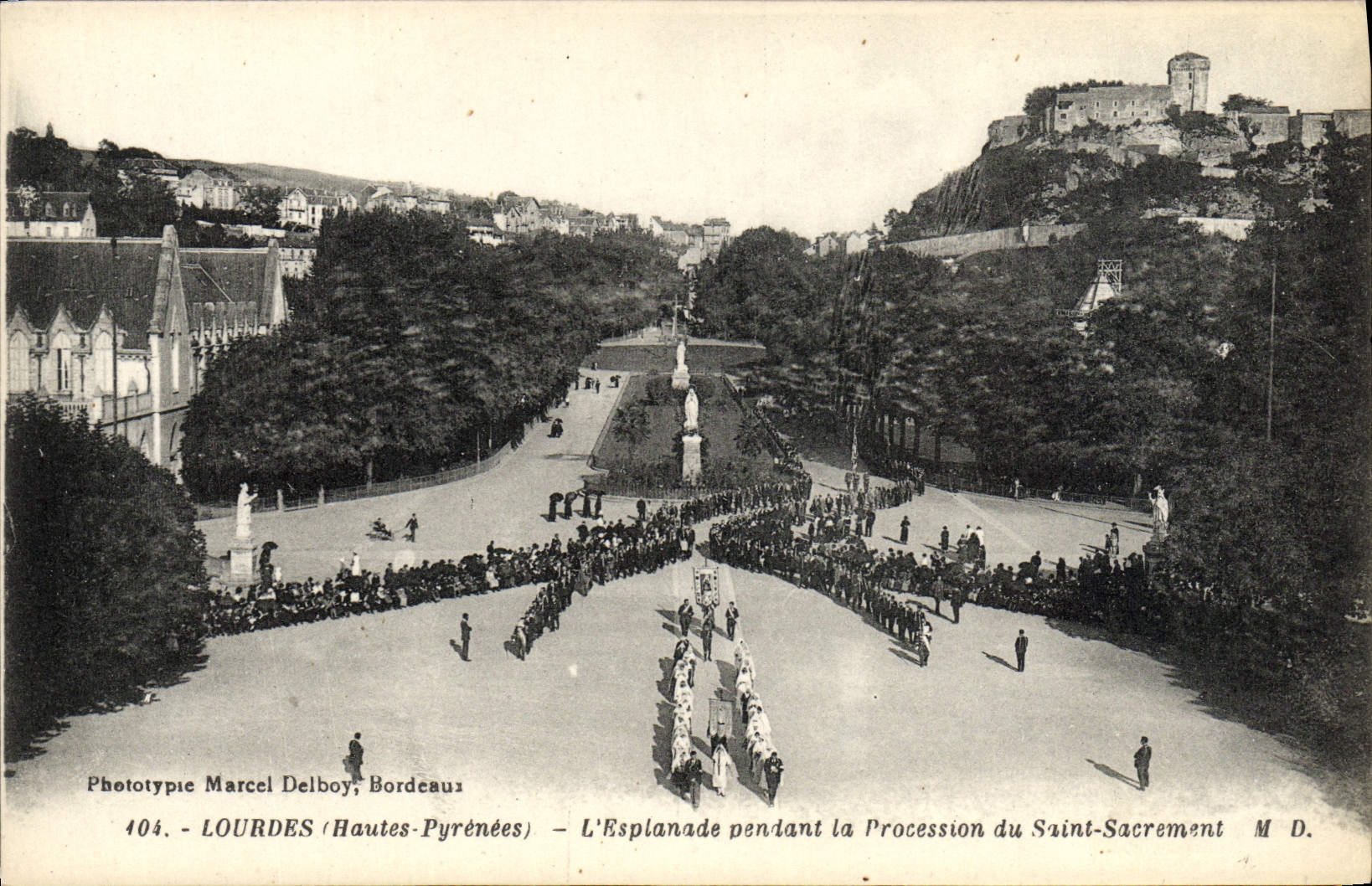 CPA Lourdes L'esplanade pendant la procession du Saint Sacrement