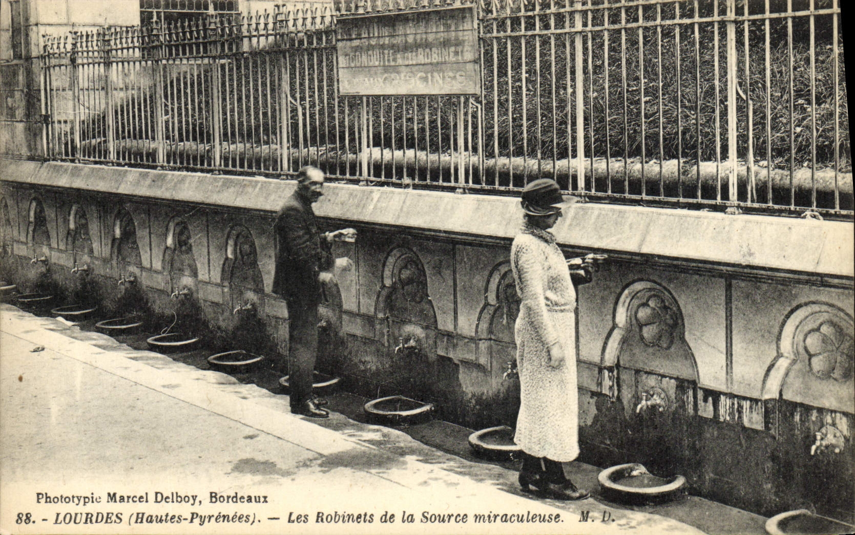 CPA Lourdes Les Robinets de la Source Miraculeuse
