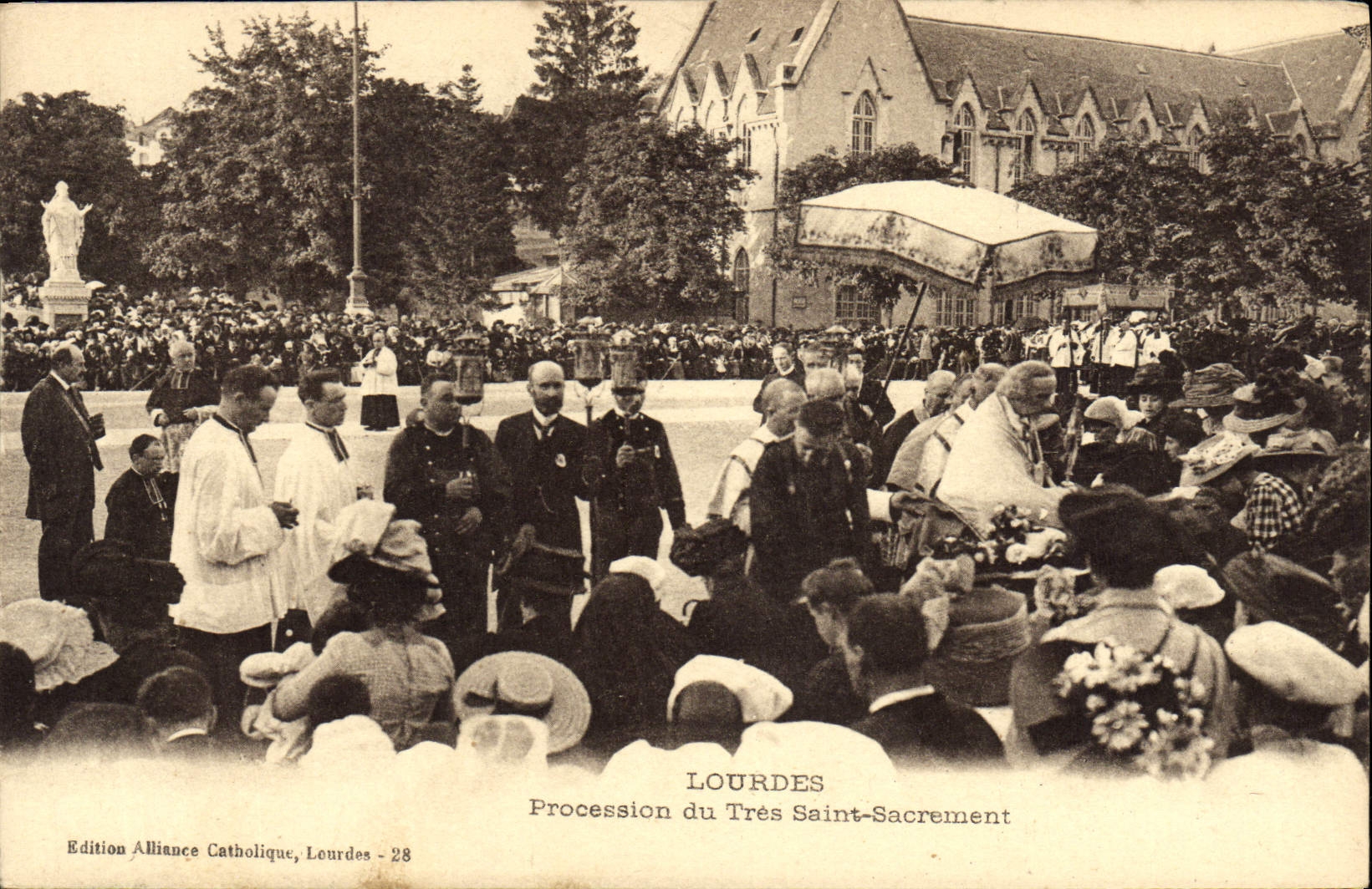 CPA Lourdes Procession du Tres Saint Sacrement