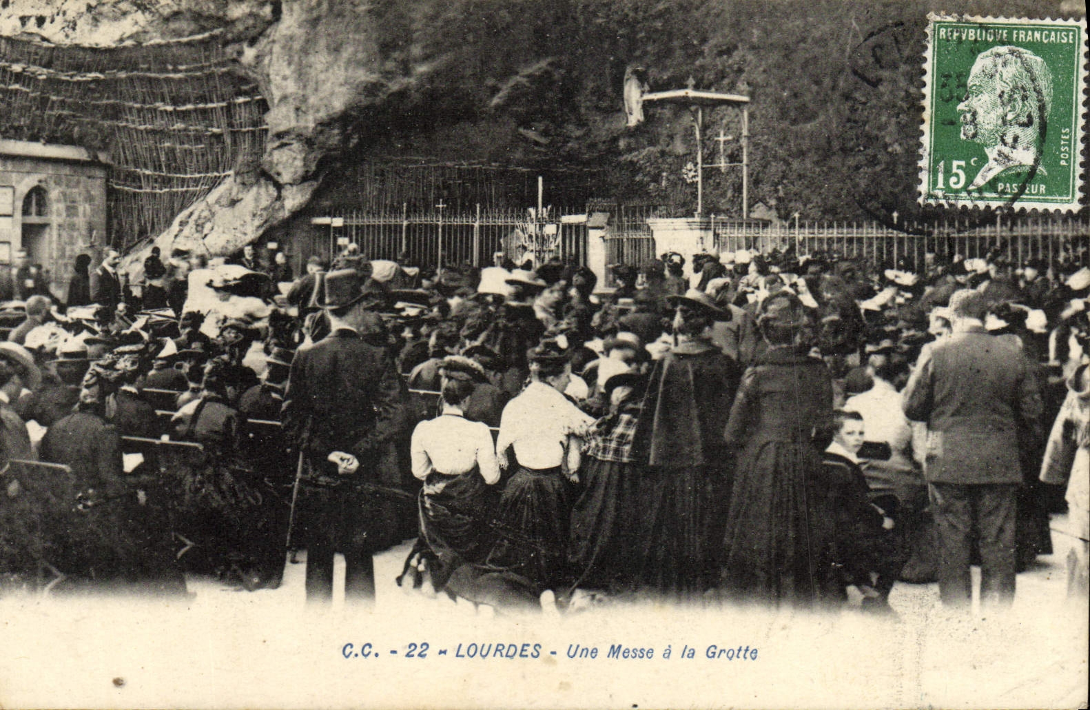 CPA Lourdes Une Mosse a la Grotte