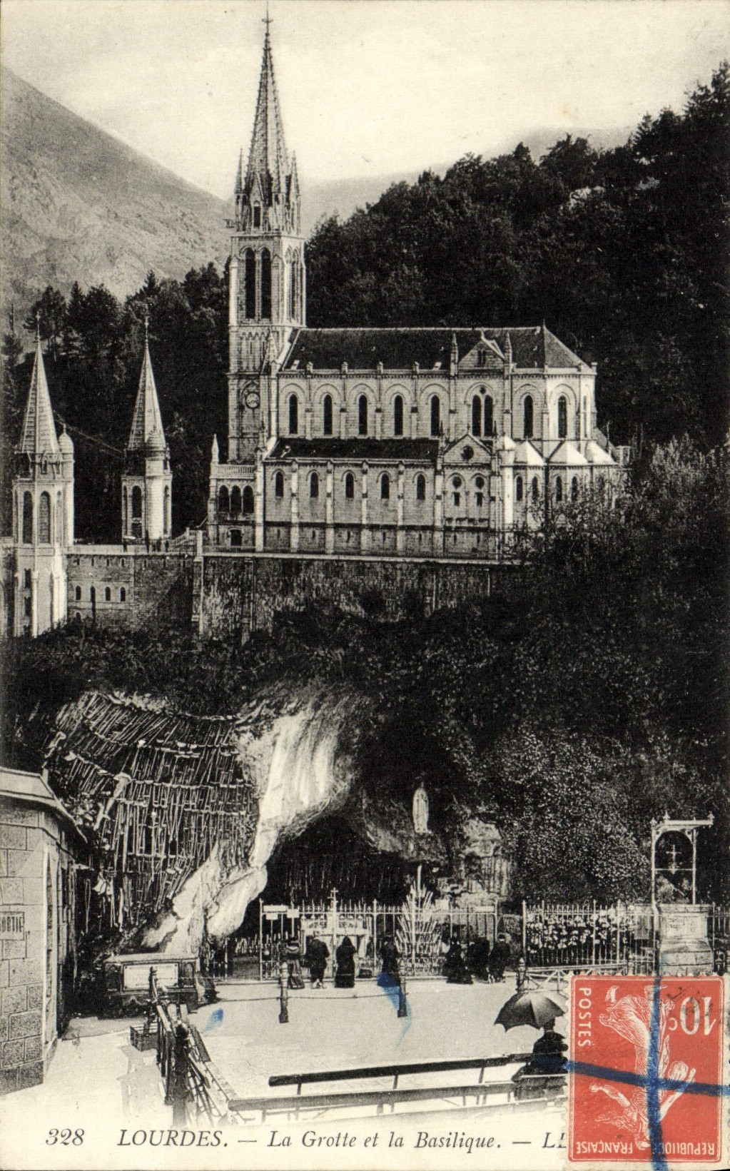 CPA Lourdes La Grotte et la Basilique
