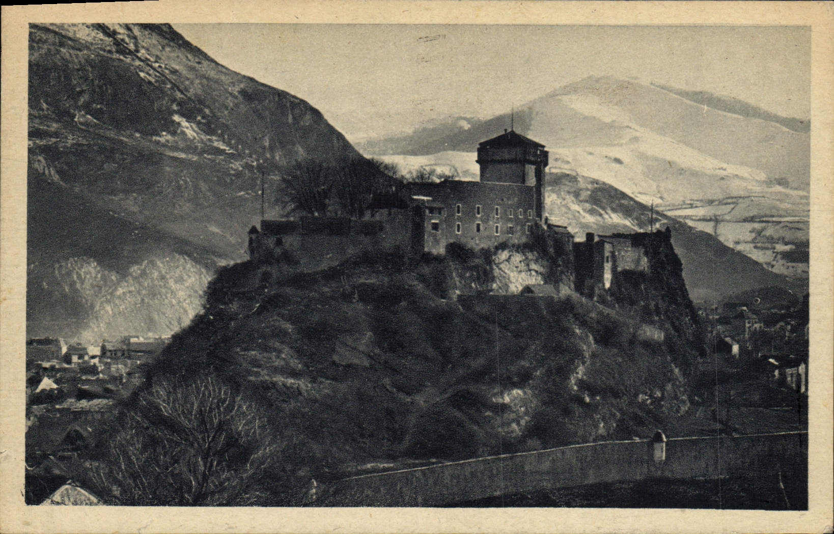 Lourdes — Le Château-Fort et les Montagnes — Edition Photo-Quinault