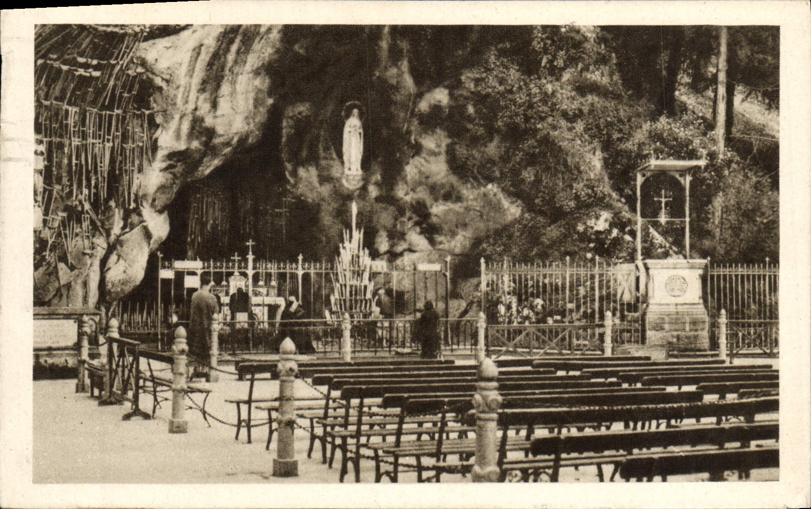 Lourdes — La Grotte miraculeuse — Édition P. Douvet, Lourdes, n°45