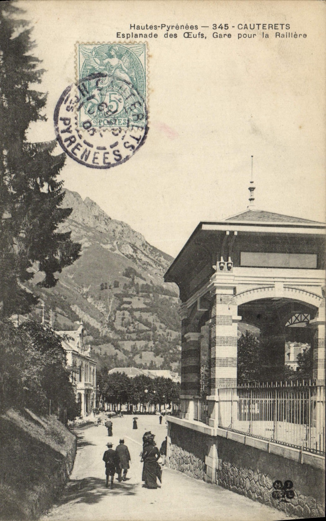 CPA Cauterets Hautes Pyrenees Esplanade des oeufs Gare pour la Raillere