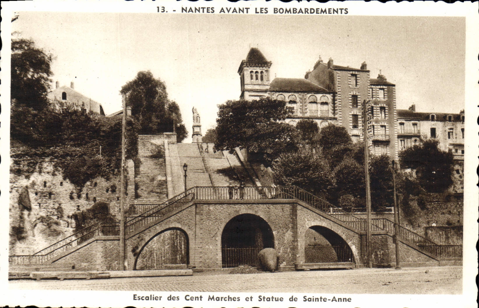 CPA Escalier des Cent Morchers et Statue du Sainte Anne Nantes