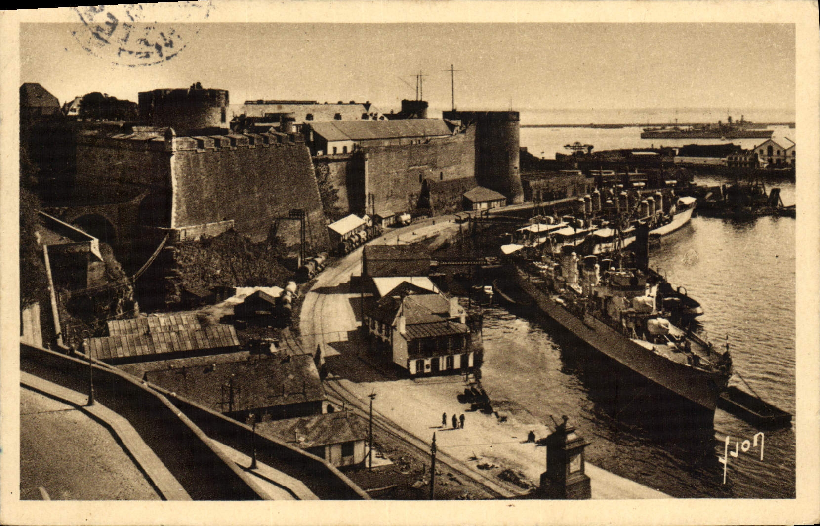 CPA Brest Le Chateau et la Rade Bateau