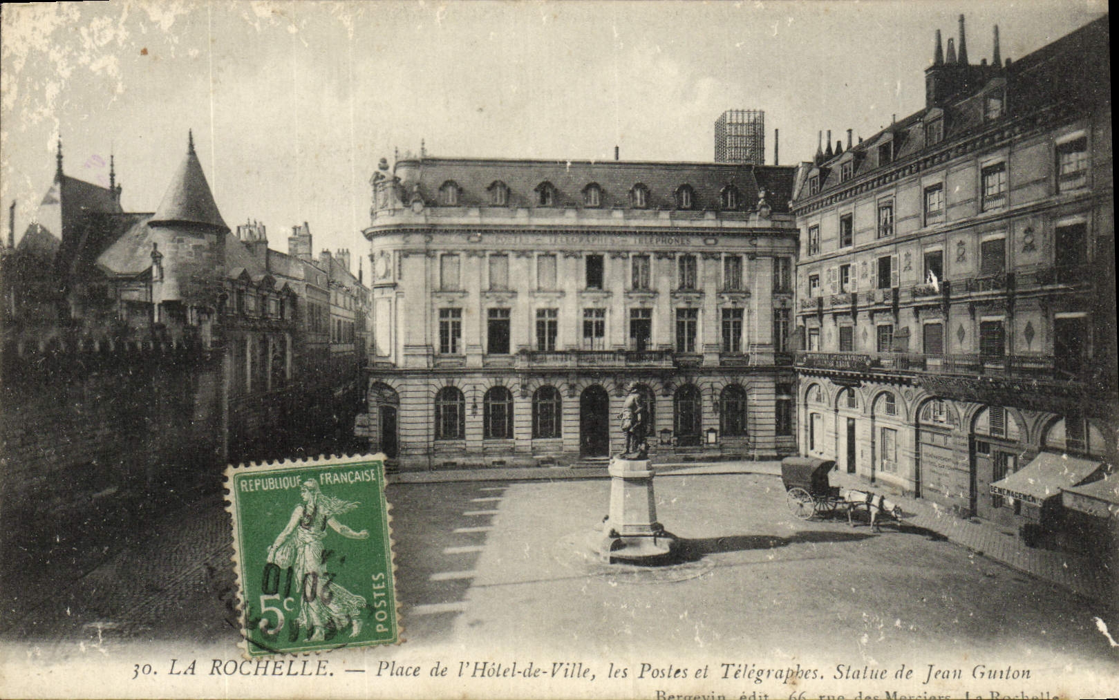 CPA La Rochelle Place de L'Hotel de Ville Les Postes et Telegraphes Statue de Jen Goujon