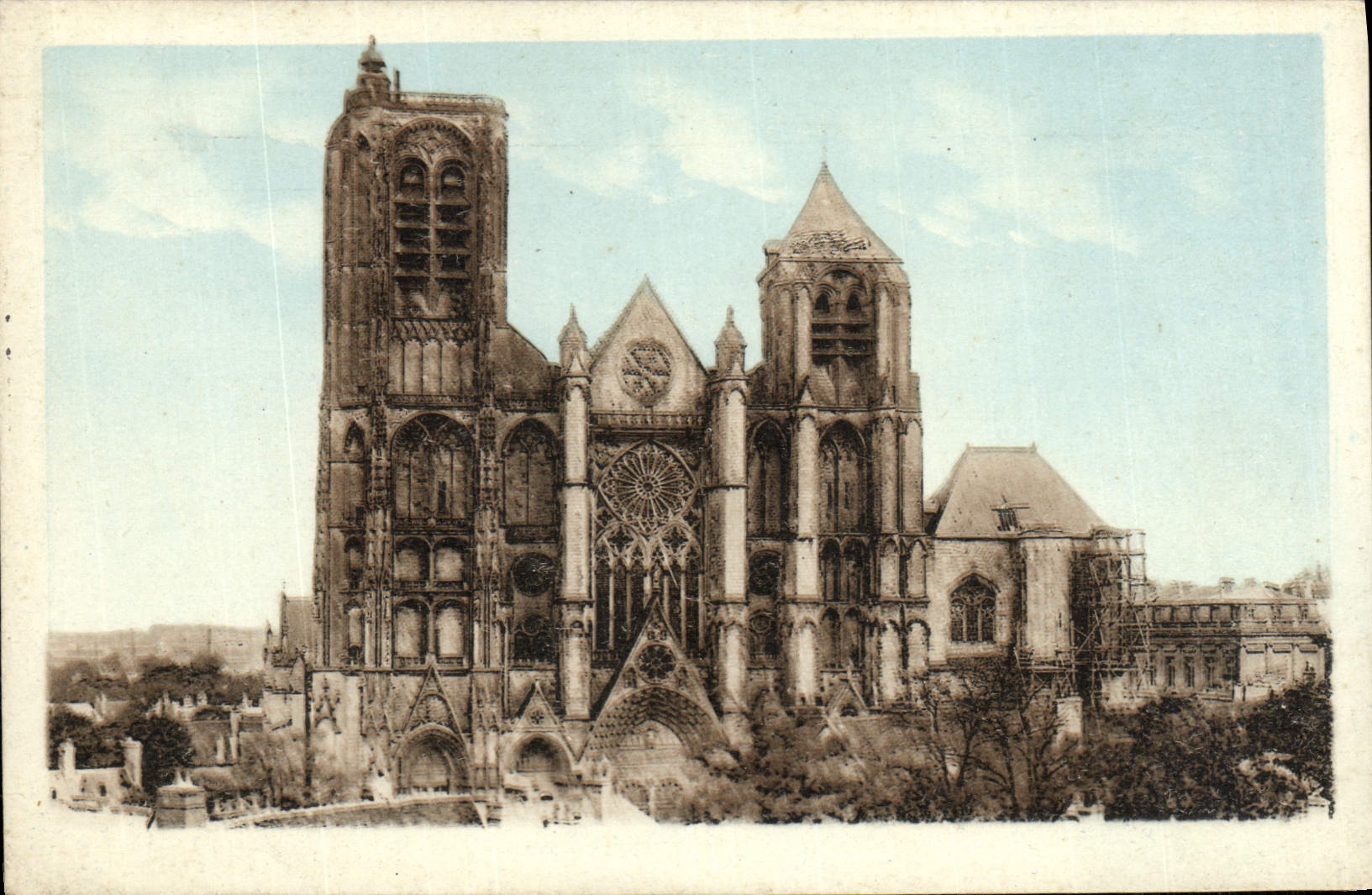 CPA Bourges Focade de la Cathedrale de L'Hotel des Postes
