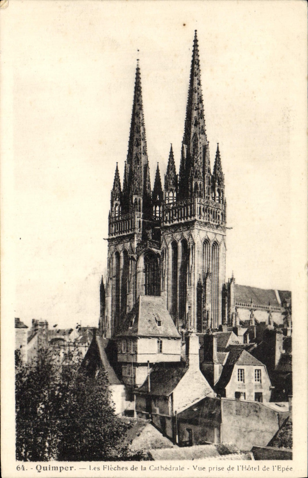 CPA Quimper Les fleches de la Cathedrale Vue prise de l'hotel de l'epee