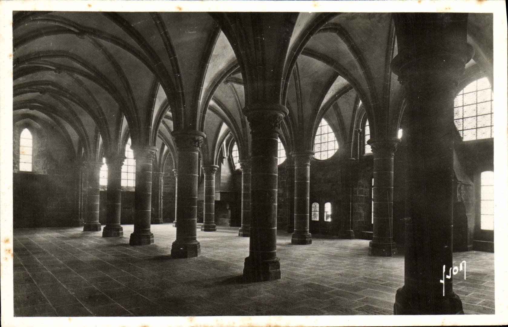 CPA Mont Saint Michel Abbaye Salles Des Chevatiers