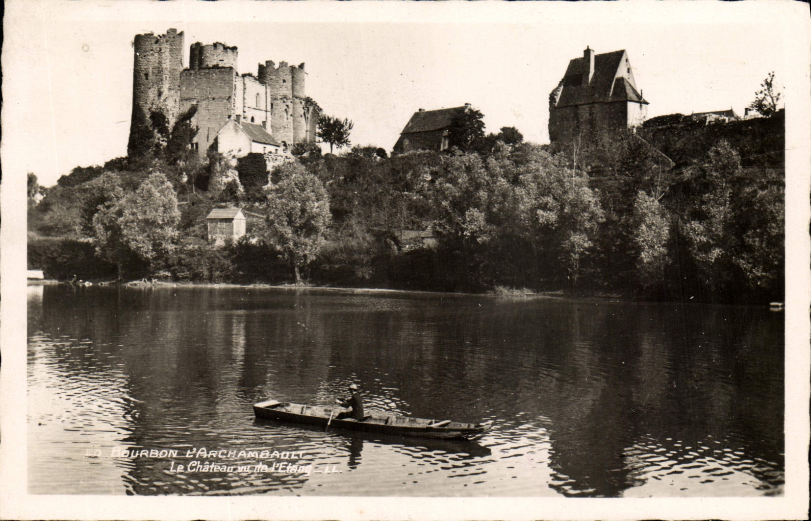 CPM Bourbon L'Archambaul Le Chateau Vu De l'Etang