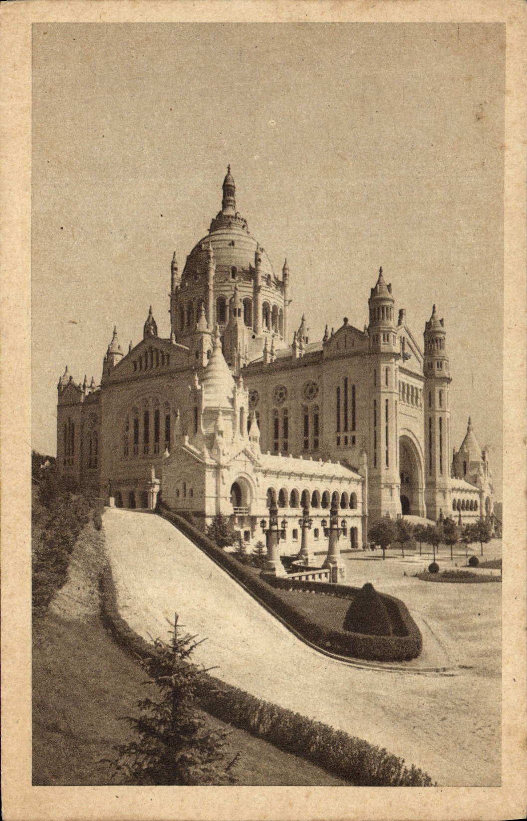 Die Basilika von Lisieux — Perspektive des Eingangs zum Vorplatz — Verlag BSL, n°3 bis