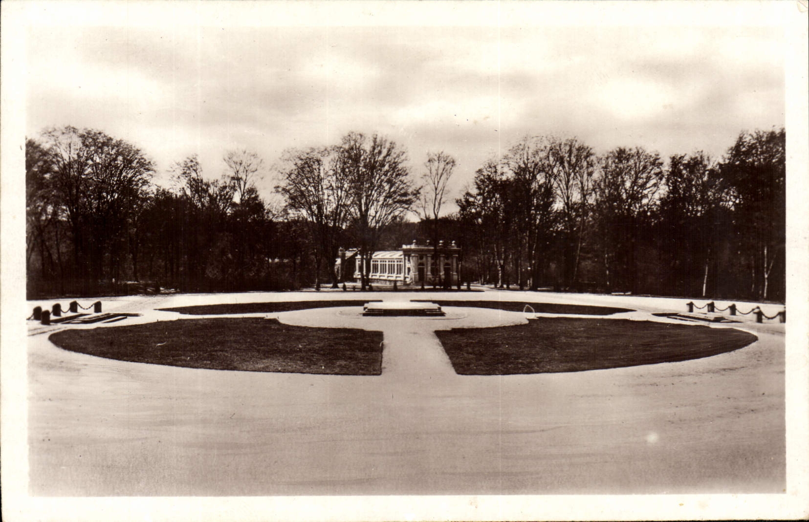 Forêt de Compiègne — Vue générale de la Clairière de l'Armistice — Au fond l'Abri du Maréchal Foch