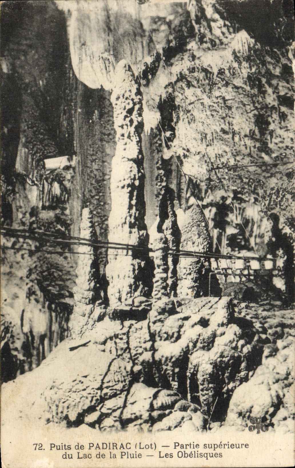 Puits de PADIRAC (Lot) — Partie supérieure du Lac de la Pluie — Les Obélisques
