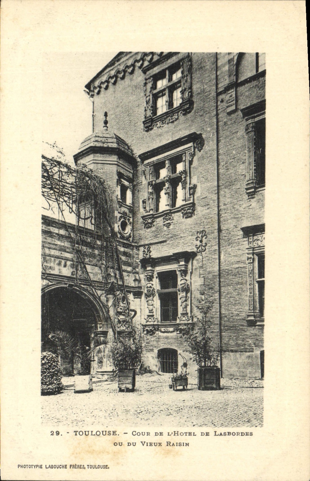 Toulouse - Cour de l'Hôtel de Lasbordes ou du Vieux Raisin — Phototypie Labouche Frères, Toulouse, n°29
