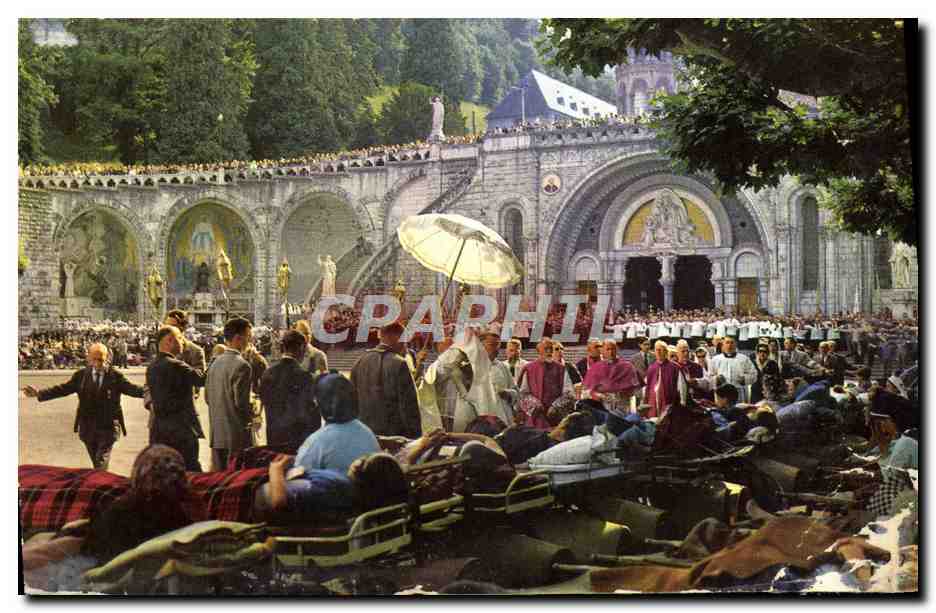 CPA Lourdes Benediction Des Malades Sur l'Esplanade