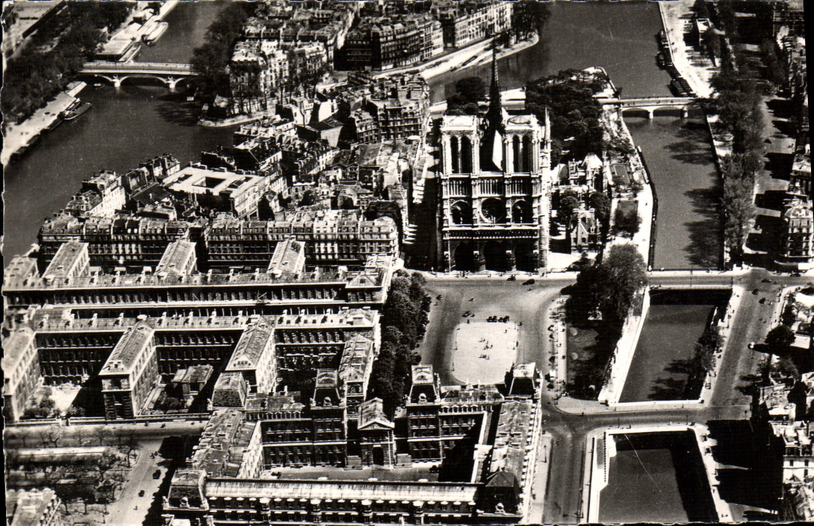 Paris — La Cité et l'Église Notre-Dame — Éditions du Globe, reproduction : R. Henrard, n° 43430