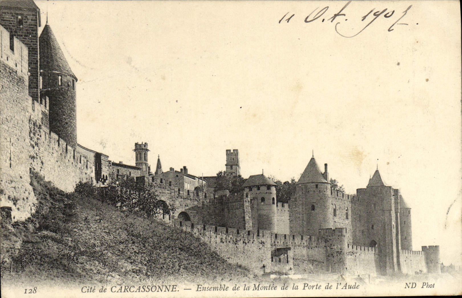 CPA Cite De Carcassonne Ensemble De La Montee De la Porte De l'Aude