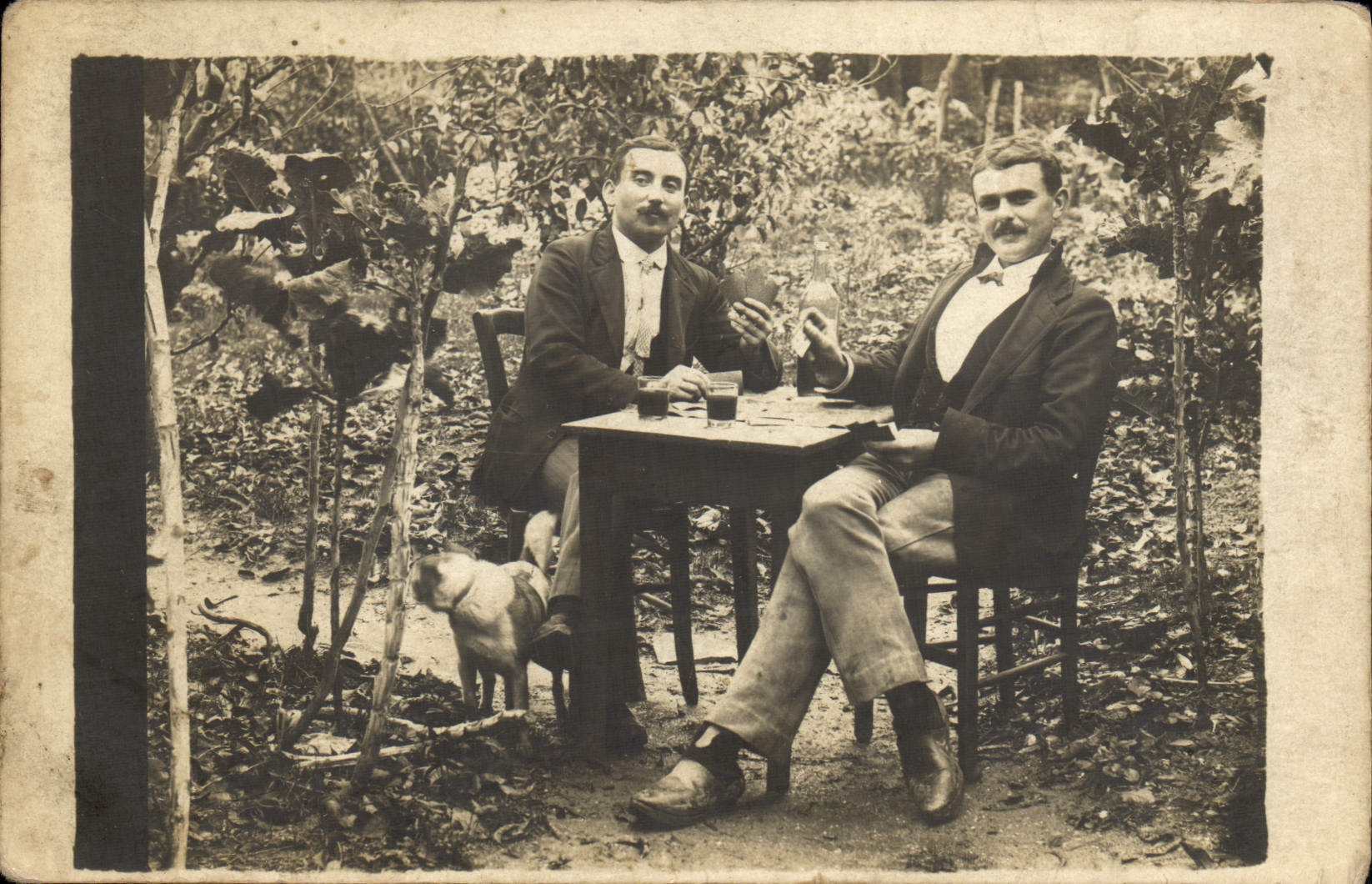 CARTE PHOTO Hommes buvant le cafe Chien 
