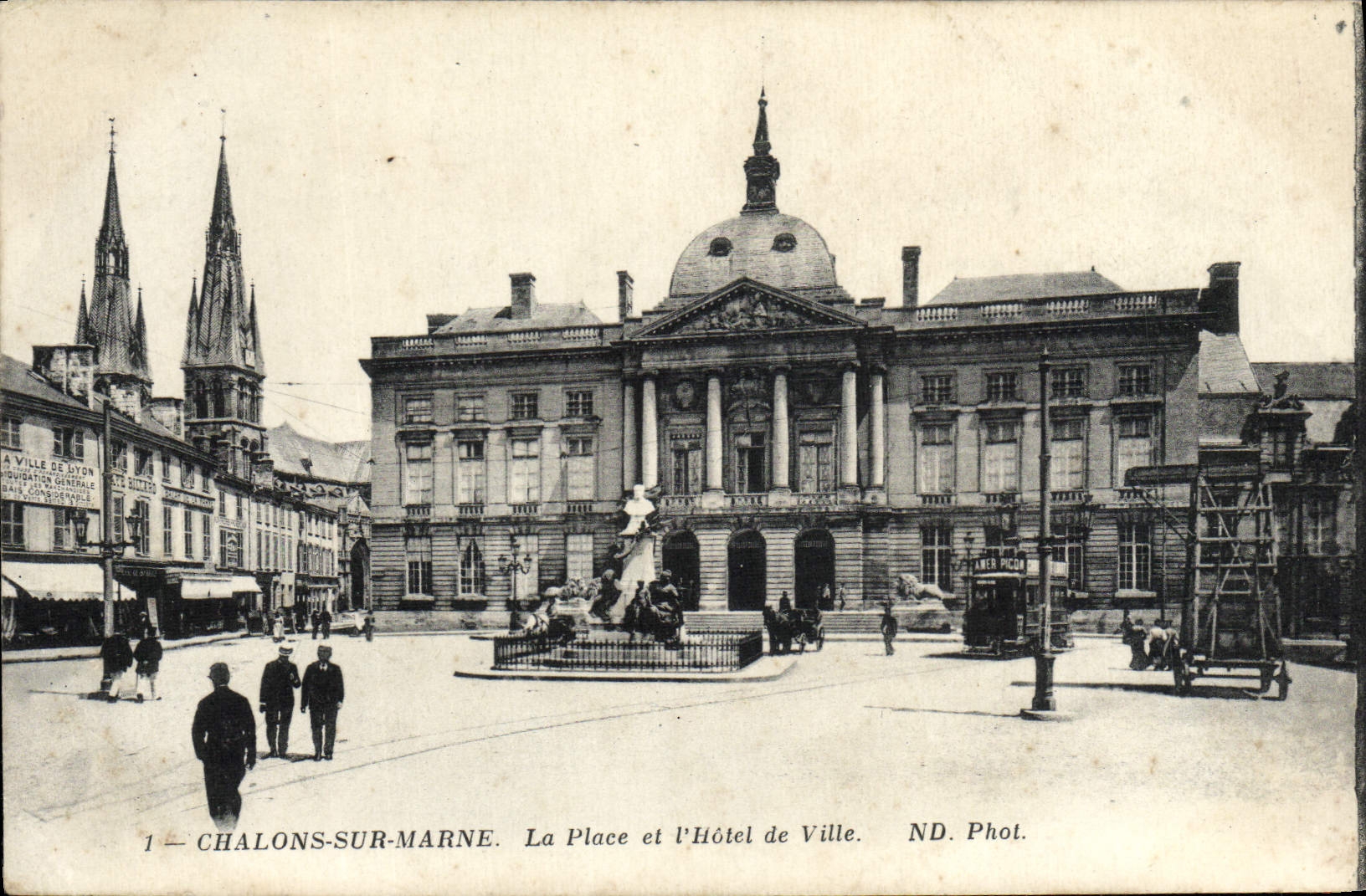CPA Chalons Sur Marne La Place et l'hotel de ville