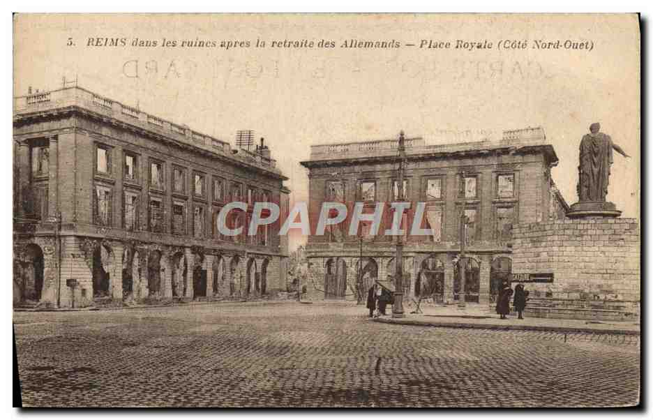 CPA Reims dans les ruines apres la retraite des allemands Place Royale Militaria 