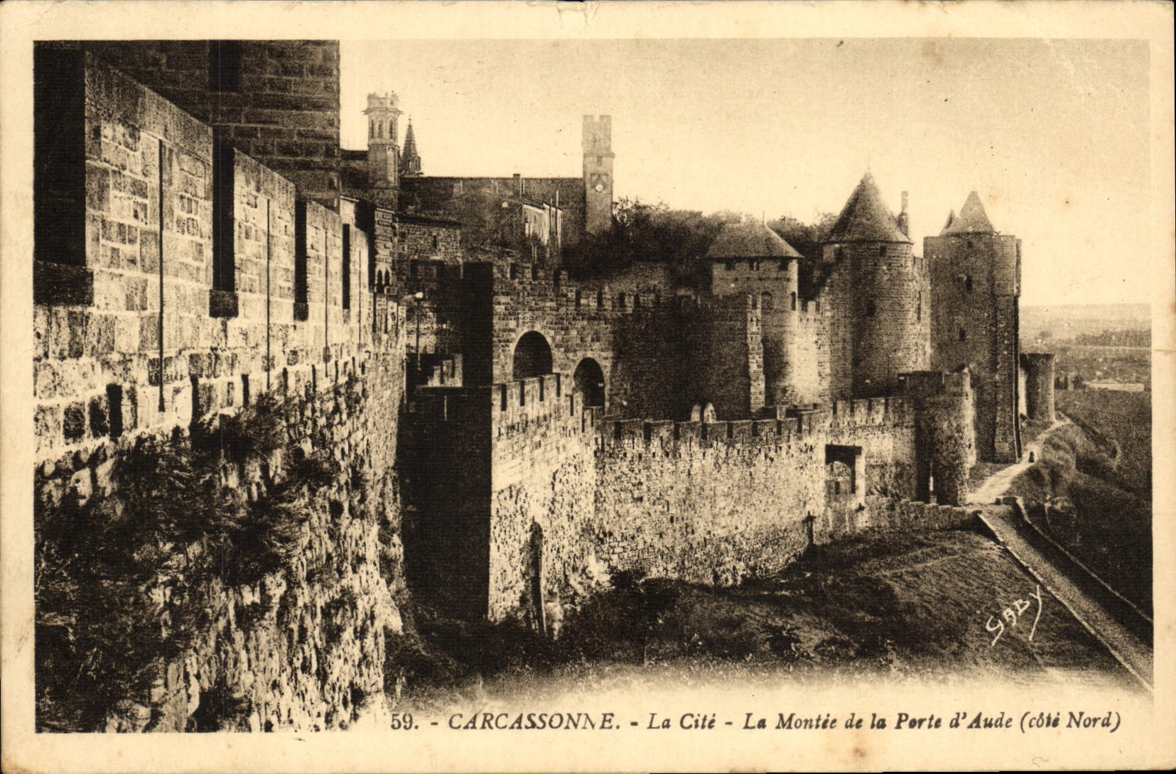 CPA Carcassonne La Cite La Montee de la porte d'Aude 