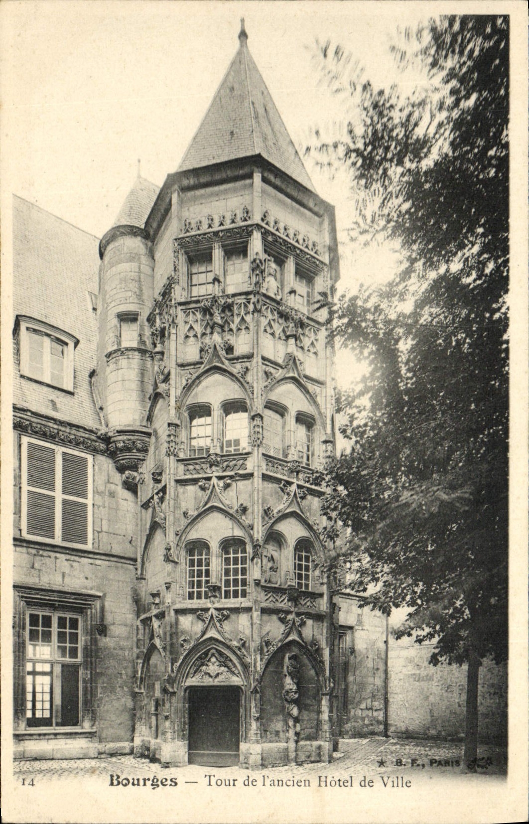 CPA Bourges Tour de I'ancien Hotel de Ville