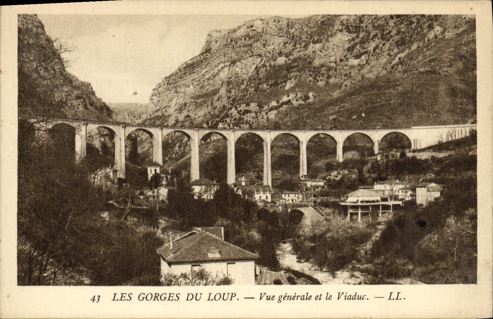 CPA Les Gorges Du Loup Vue generale et le Viaduc