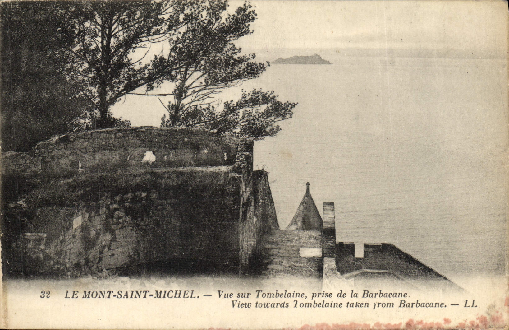 LE MONT-SAINT-MICHEL — Vue sur Tombelaine, prise de la Barbacane — LL
