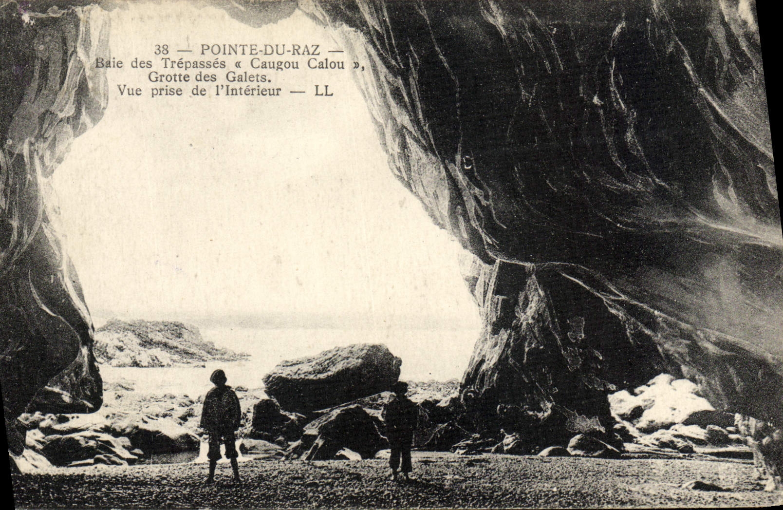 CPA Pointe Du Raz Baie des Trepasses Caugou Calou Grotte des galets Vue prise de l'interieur