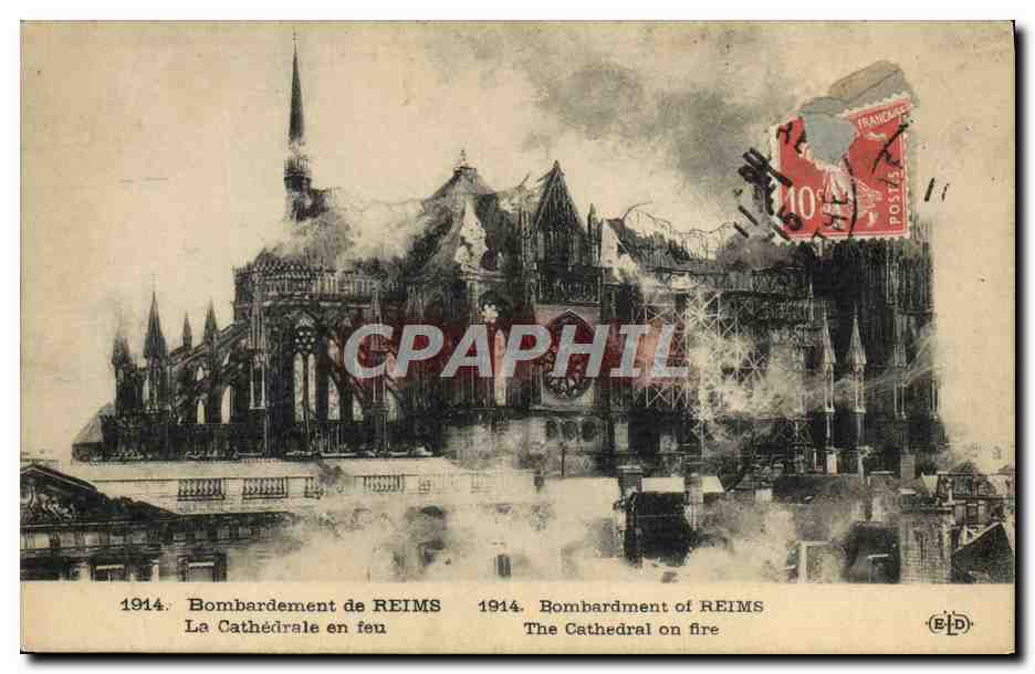 CPA Bombardement de Reims La Cathedrale en feu Militaria