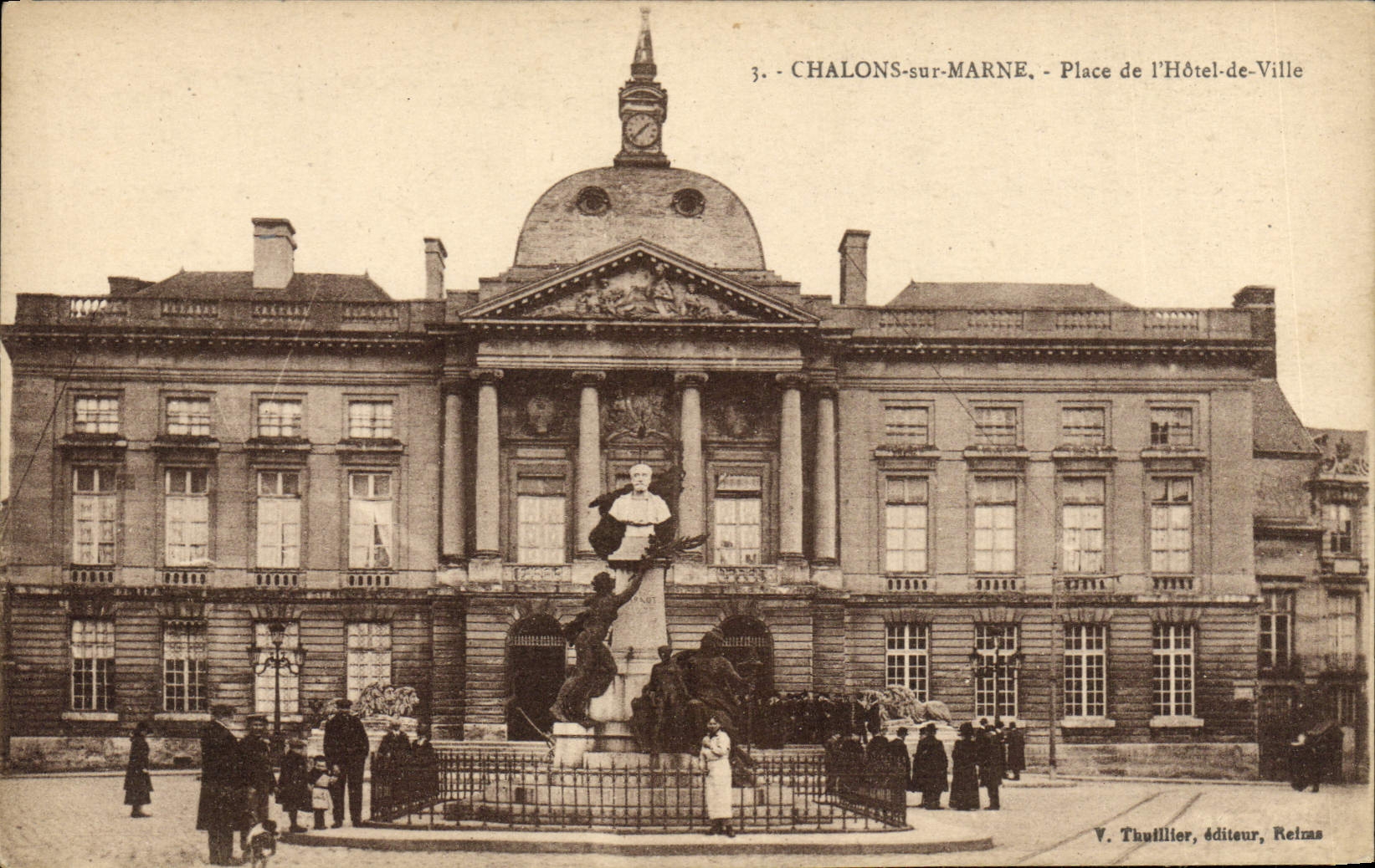 Chalons-sur-Marne - Place de l'Hôtel-de-Ville — V. Thulliller, éditeur, Reims