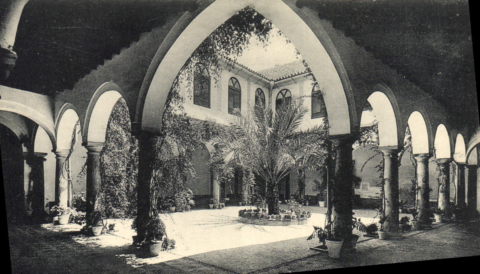 Cour intérieure d'un bâtiment à arcades — Phototipiaie Haversy & Cie — Madrid