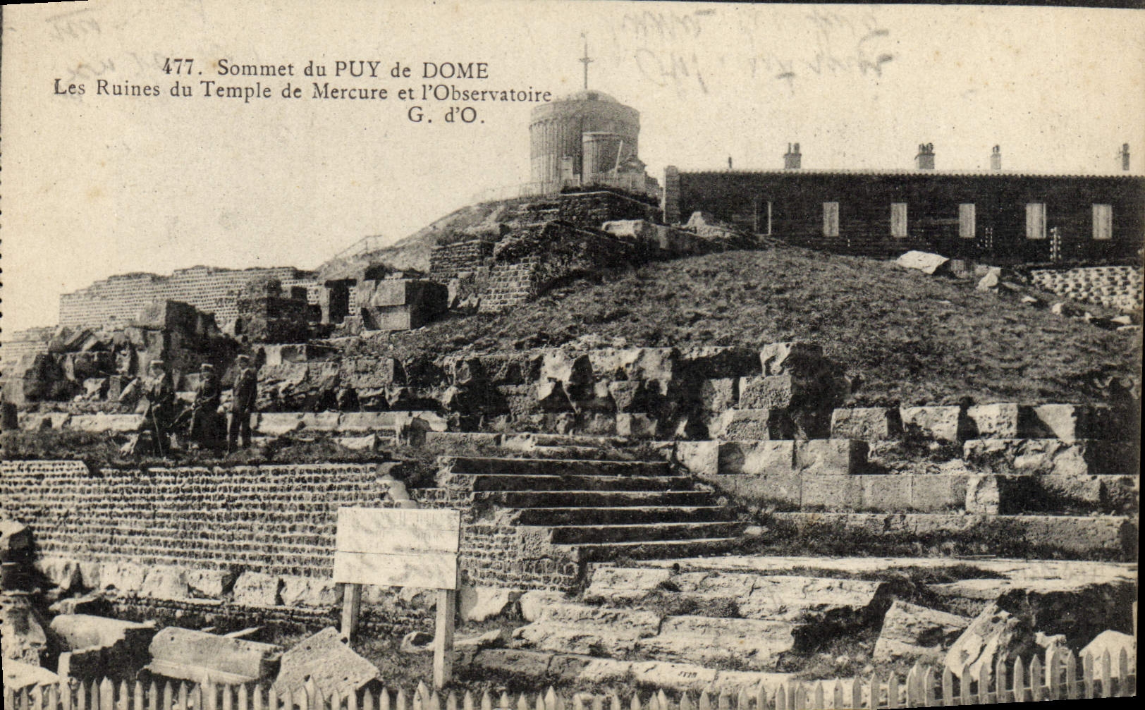 Sommet du PUY de DOME — Les Ruines du Temple de Mercure et l'Observatoire — G. d'O.