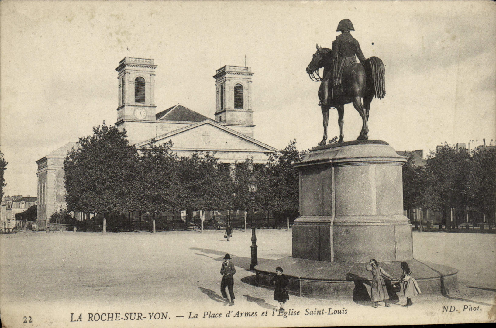La Roche-sur-Yon — La Place d'Armes et l'Église Saint-Louis — ND. Phot. n°22