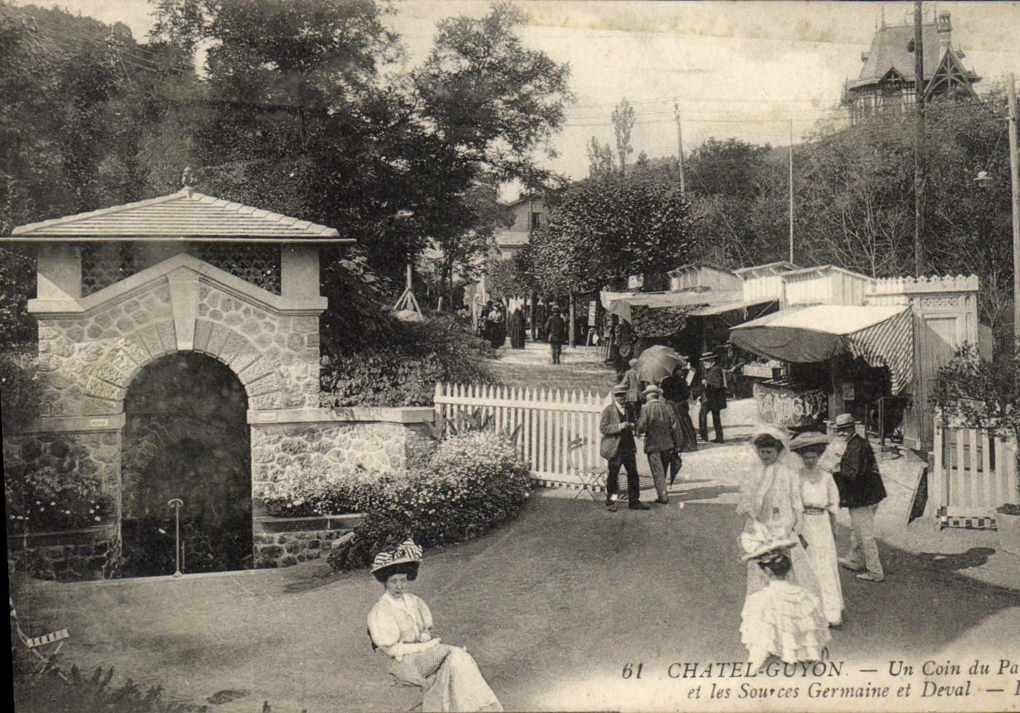 CPA Chatel Guyon Un Coin Du parc Et Les Sources Germaine Et Deval 