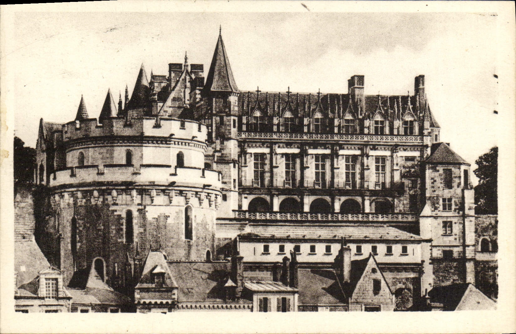 CPA Amboise Le Chateau Bati Par Charles VII Et Louis XII