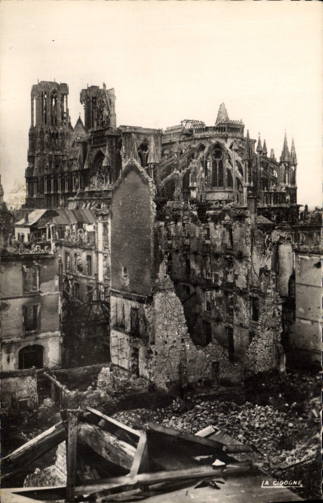 Reims — Cathédrale et quartiers après le bombardement 1914-1918 — La Cigogne