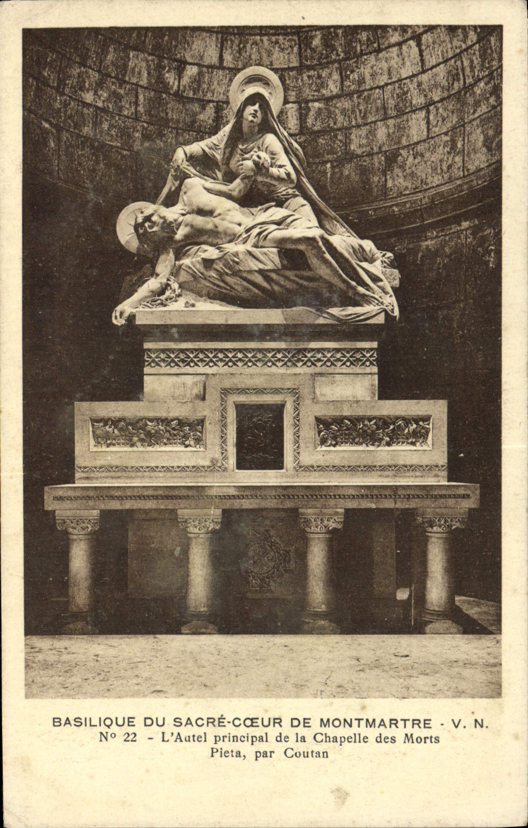 CPA Basilique Du Sacre Coeur De Montmartre Autel principal de la chapelle des Morts Pieta par Coutan