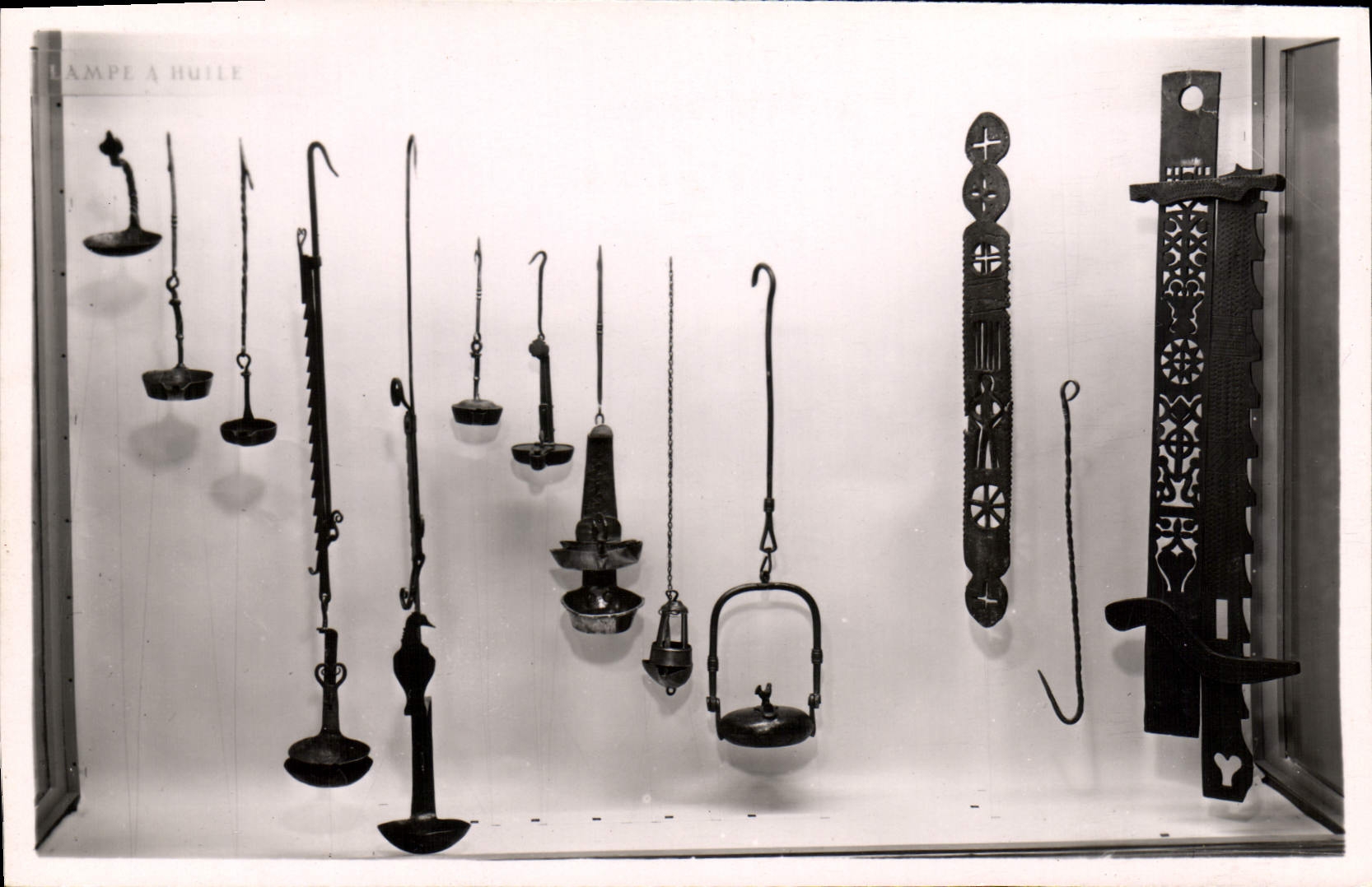 CPA Musee Des Arts Et Traditions Populaires Palais De Chaillot Paris Lampes a huile suspendues et porte lampes