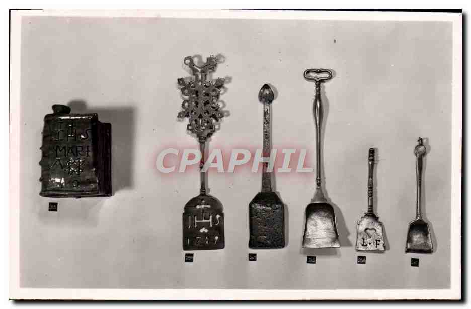 CPA Musee Des Arts Et Traditions Populaires Palais De Chaillot Paris Chauffe mains en terre vernisee
