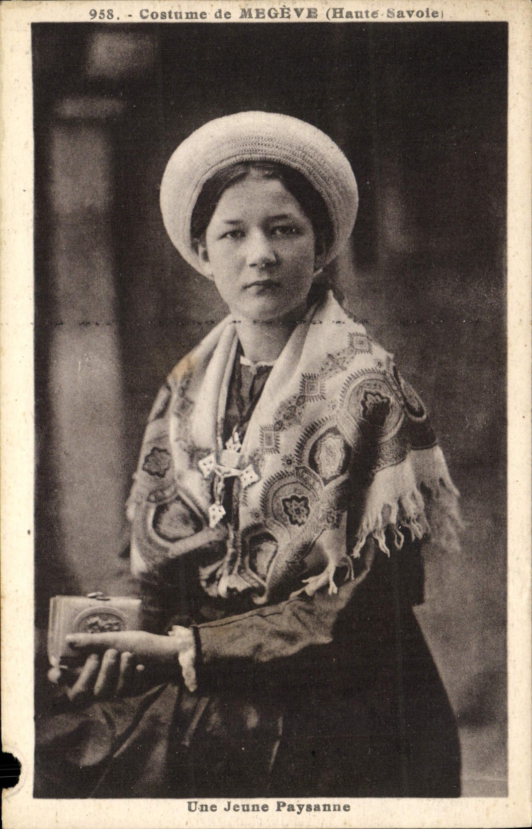 CPA Une Jeune Paysanne Megeve Folklore
