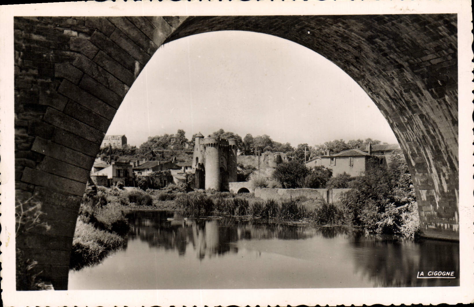 CPM Parthenay La Porte Saint Jacques vue du pont neuf