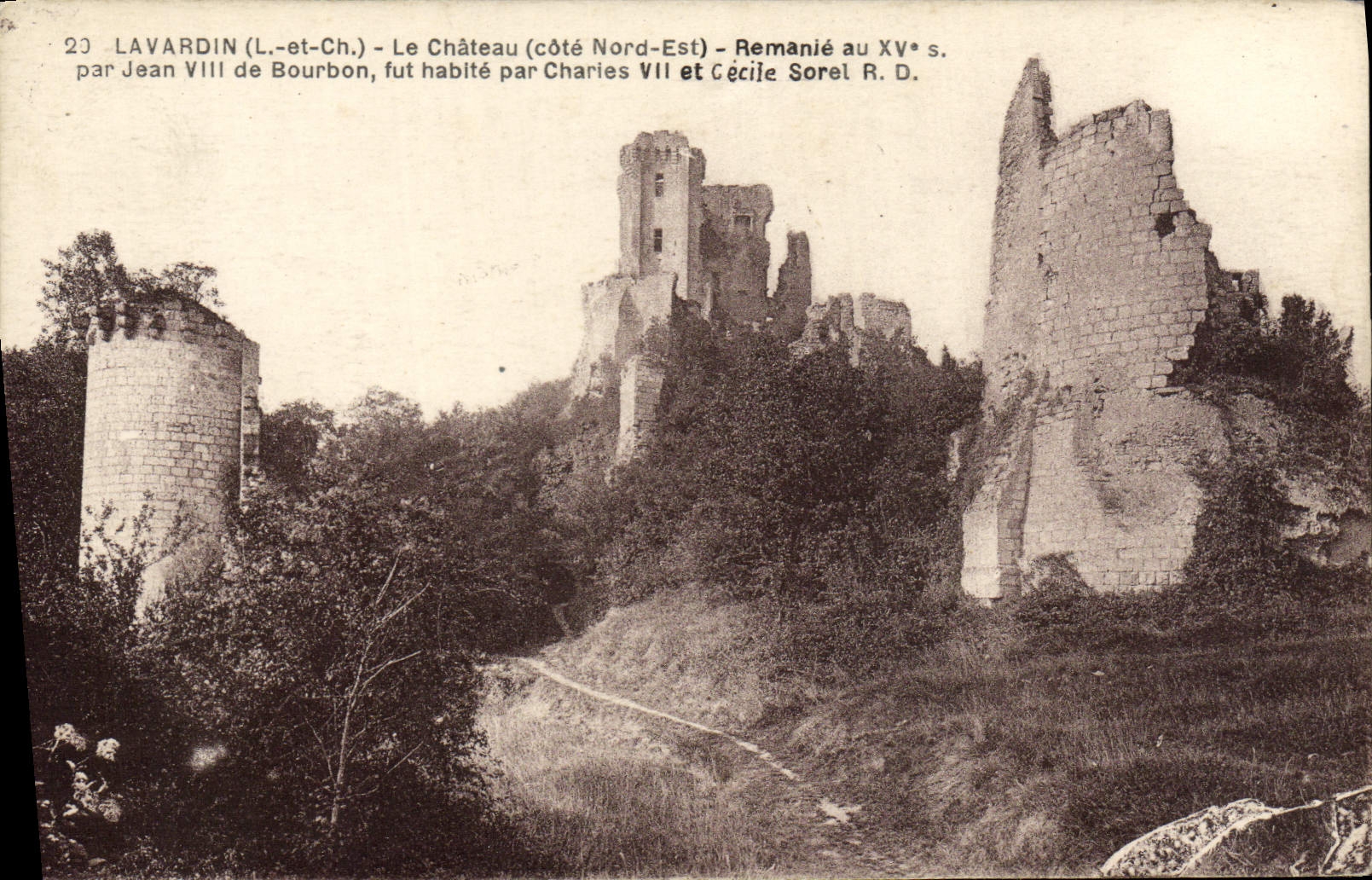 Lavardin (L.-et-Ch.) — Das Schloss (Nord-Ostseite) — 15. Jahrhundert umgestaltet von Jean VIII de Bourbon, später bewohnt von Charles VII und Cécile Sorel R.D.