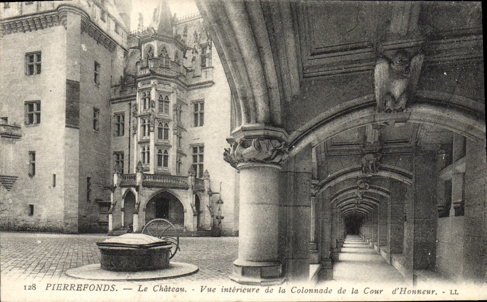 PierreFonds — Le Château. Vue intérieure de la Colonnade de la Cour d'Honneur — LL