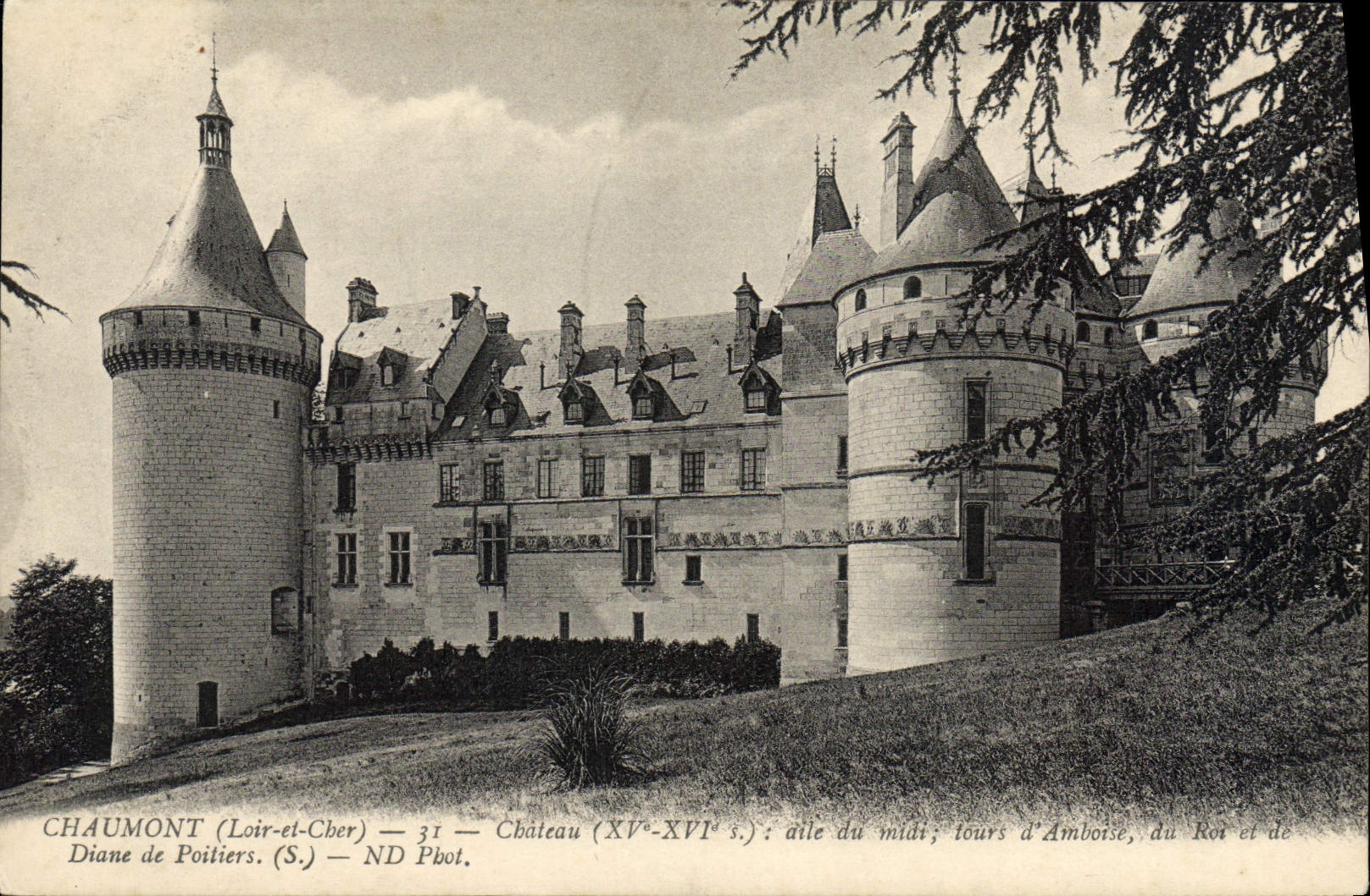 Chaumont (Loir-et-Cher) — Château (XVe-XVIe s.) : aile du midi ; tours d'Amboise, du Roi et de Diane de Poitiers. — ND Pbot. - Recto